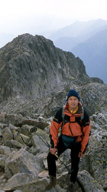 Pujant al pic Punta Alta amb el pic Comalesbienes al darrera